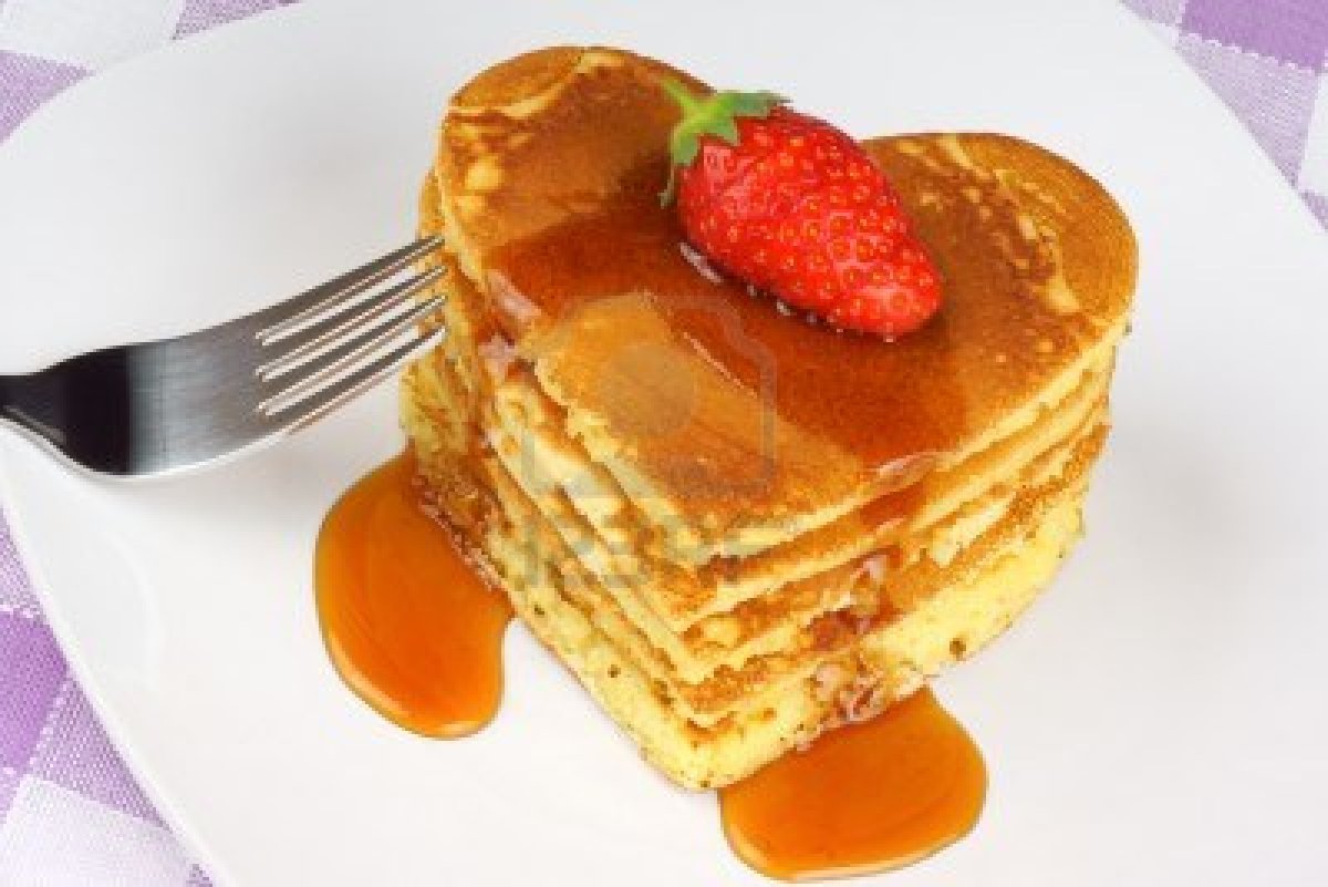 Un San Valentín inolvidable (Lexie +18) - Página 3 13678008-heart-shaped-pancakes-with-syrup-and-a-strawberry-on-a-white-dish-a-perfect-breakfast-for-valentine